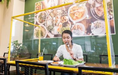 New normal di restoran dengan menerapkan physical distancing.