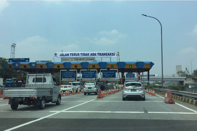 Gerbang Tol Cibubur Utama pada hari pertama penerapan tarif baru Tol Jagorawi.