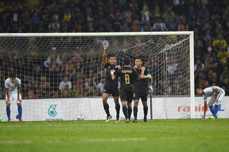 Pemain Thailand, Nopphon Phonkam (tengah) dan Chenrop Samphaodi (kanan) melakukan selebrasi setelah mencetak gol ke gawang Malaysia pada final sepak bola SEA Games 2017 di Stadion Shah Alam, Selasa (29/8/2017).