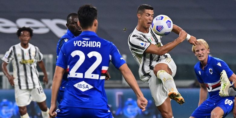 Penyerang Portugal dari Juventus, Cristiano Ronaldo, melakukan tembakan ke gawang selama pertandingan sepak bola Serie A Italia Juventus vs Sampdoria pada 20 September 2020 di stadion Juventus di Turin.