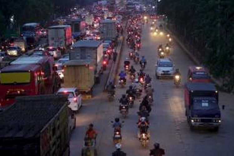 Pengendara motor berombongan mengambil jalur arah berlawan, untuk menghindari macet di Jalan Bekasi Raya, dari depan pabrik United Tractor hingga pertigaan Tipar Cakung, Jakarta Timur, Kamis (5/12). Suasana padat dan semerawut itu terjadi setiap jam pulang kantor. 