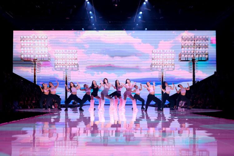 Anggota grup K-Pop TWICE, Jihyo (kiri), Momo (kedua dari kiri), Tzuyu (kedua dari kanan), dan Nayeon (kanan) menghadiri Victoria's Secret Fashion Show 2025 di New York City, Amerika Serikat, pada Rabu (15/10/2025).