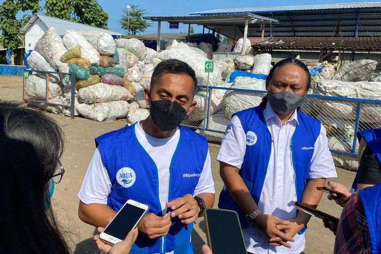 Packaging Circularity Senior Manager Danone, Jeffri Ricadro saat mengunjungi Bangoan Collection Center, Tulungagung, Selasa (19/7/2022).