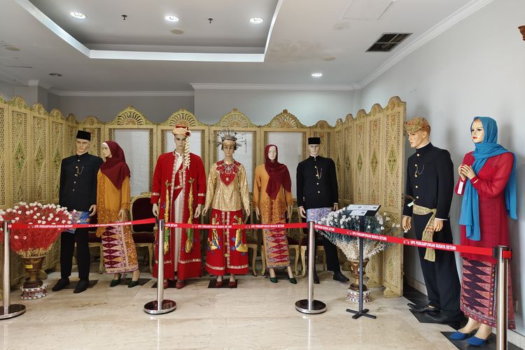 Pakaian pengantin suku Betawi di Museum Betawi, Jakarta Selatan, Jumat (29/12/2023). 