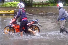 Nekat Tembus Banjir, Belasan Motor Mogok di Tanjung Duren
