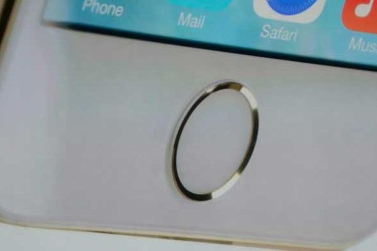 Tombol Home di iPhone 5S dilengkapi sensor sidik jari. Tombol itu juga dilapisi kristal safir agar tidak mudah tergores.