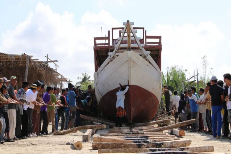 Suasana pelaksanaan tradisi Annyorong Lopi atau peluncuran perahu di Bulukumba.