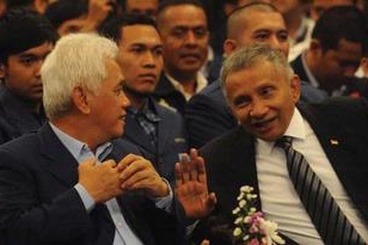 Ketua Umum Partai Amanat Nasional (PAN) Hatta Rajasa (kiri) bersama Ketua Majelis Pertimbangan Partai Amien Rais saat membuka Rapat Kerja Nasional (Rakernas) I BM PAN di Jakarta, Minggu (11/11/2012) malam. Salah satu agenda yang dibahas dalam rakernas ini adalah pemenangan Hatta Rajasa menjadi Presiden dalam Pemilu 2014.  