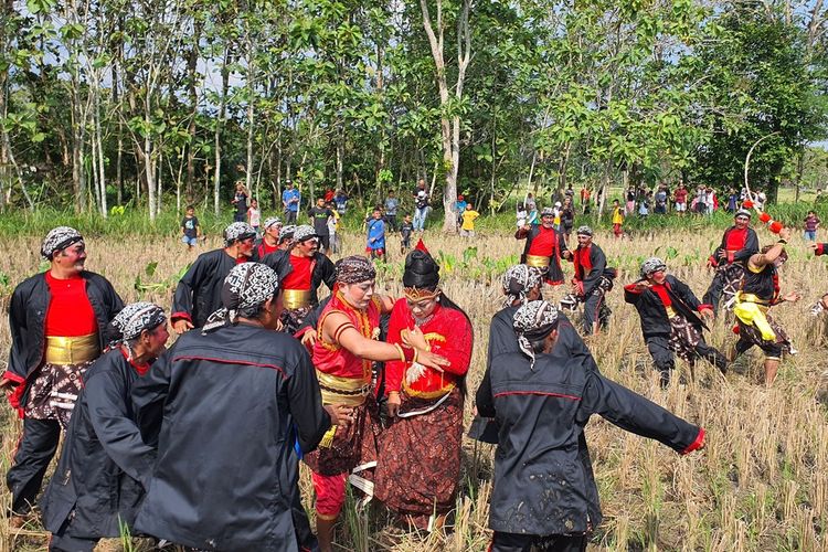 Aksi Treatikal dalam upacara adat Cing Cing Goling, di Kapanewon Karangmojo, Gunungkidul, Kamis (28/7/2022)