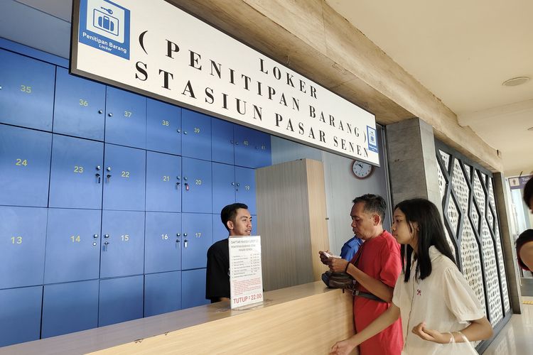 Loket penitipan barang di Stasiun Pasar Senen, Senin (1/12/2025). 