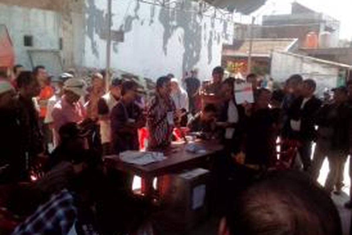 Suasana penghitungan suara di TPS 41 Kaliabang Tengah, Bekasi Utara, Senin (14/7/2014).