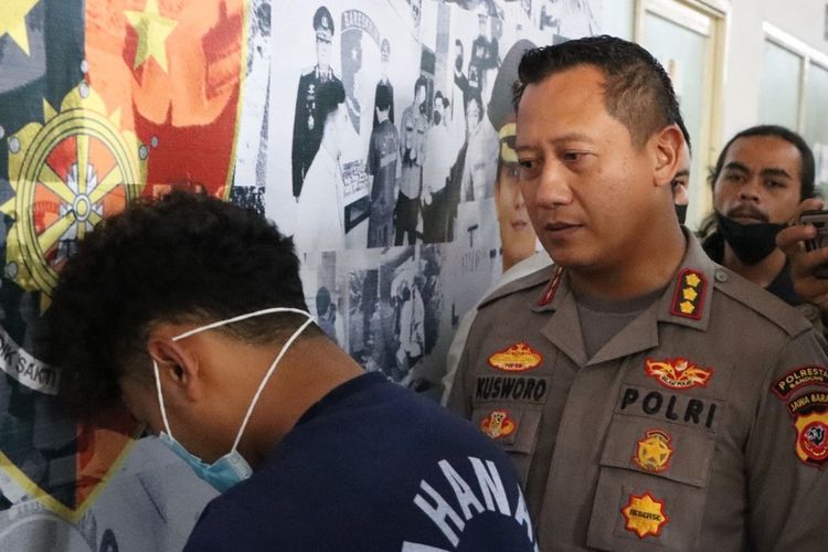 Pelaku pencabulan. Guru ngaji berinisial YHS alias S (19) mencabuli tiga orang santri berusia sembilan tahun di pondok pesantren di Kecamatan Arjasari, Kabupaten Bandung, Jawa Barat beberapa waktu lalu.
