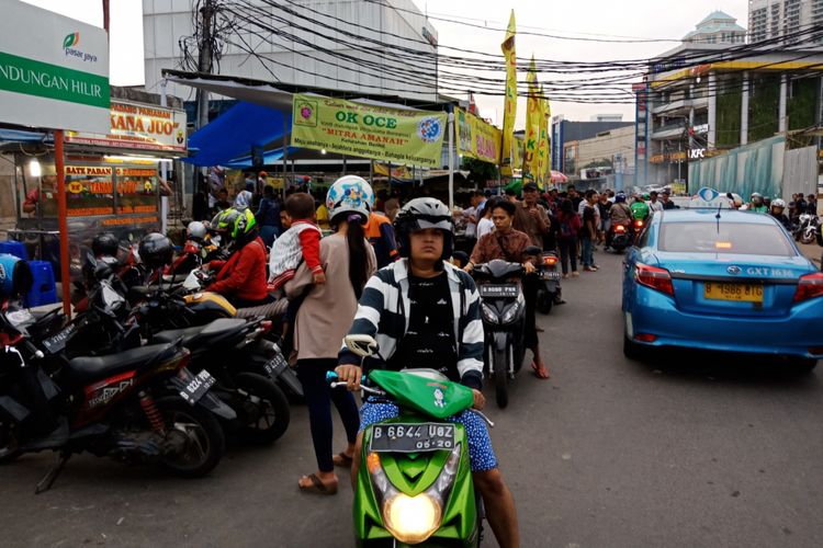 Tempat parkir motor tepat di selasar depan Pasar Bendungan Hilir (Benhil) Jakarta, Kamis (17/5/2018).