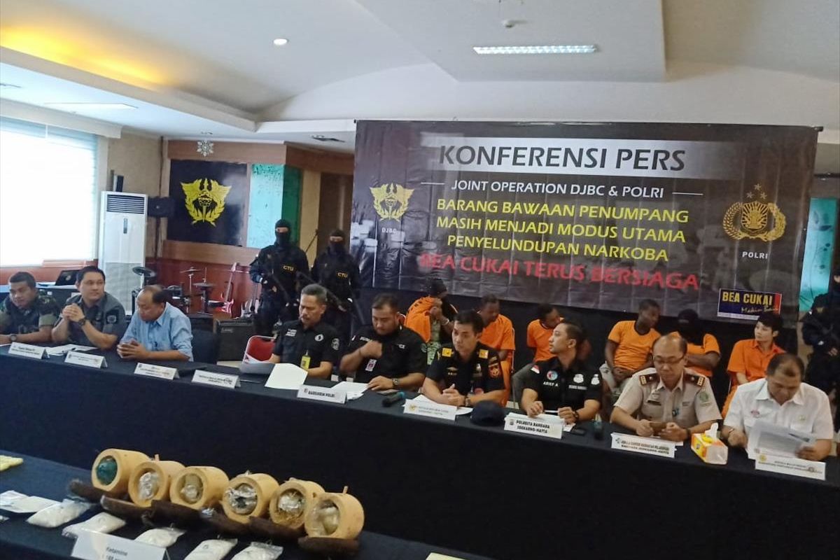 Penyelundupan Narkoba Oleh Pria Afrika Selatan Menggunakan Sarang Burung