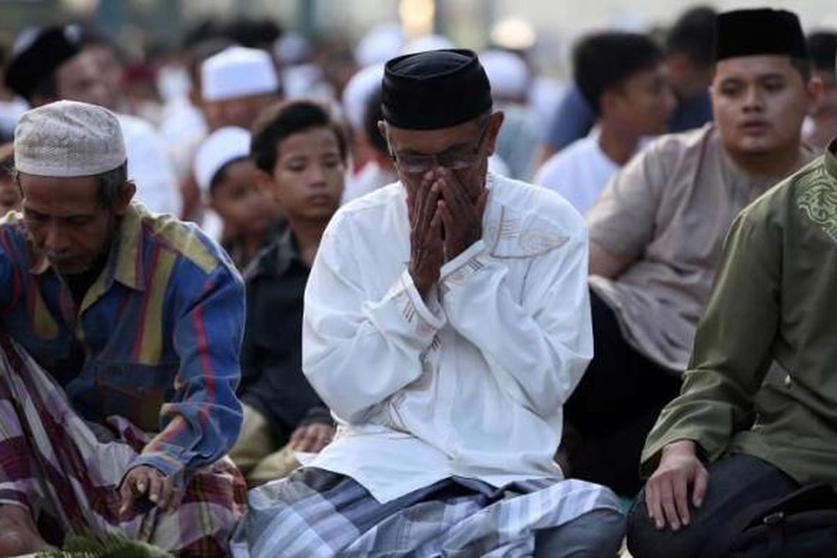 Umat Muslim menjalankan shalat Idul Fitri, di Masjid Kubah Mas, Depok, Jawa Barat, Rabu (6/7/2016). Hari ini umat muslim dunia merayakan Hari Raya Idul Fitri 1437 Hijriah setelah sebulan penuh menjalankan ibadah puasa. 