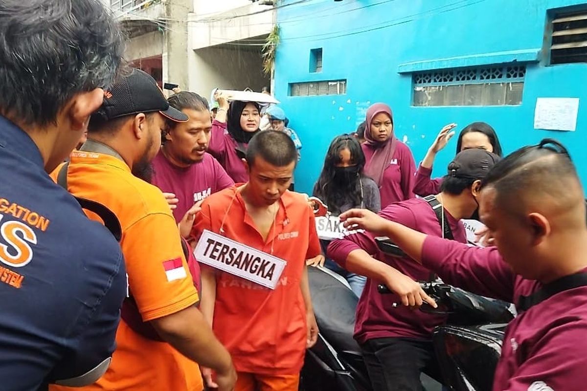 Ade Bogel (37) memperagakan gerakan saat menghabisi nyawa anak bungsunya di rumah kontrakannya di Jalan Pesantren, Kota Cimahi, Jawa Barat, Senin (27/2/2023).