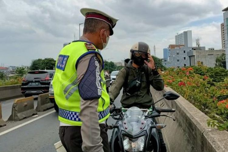 Pengendara motor kena razia kepolisian di flyover Pesing, Daan Mogot, Jakarta Barat