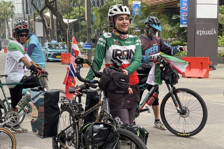 Pesepeda Iran Arezoo Bawa Pesan Perdamaian: Jalani Setiap Momen dengan Bahagia