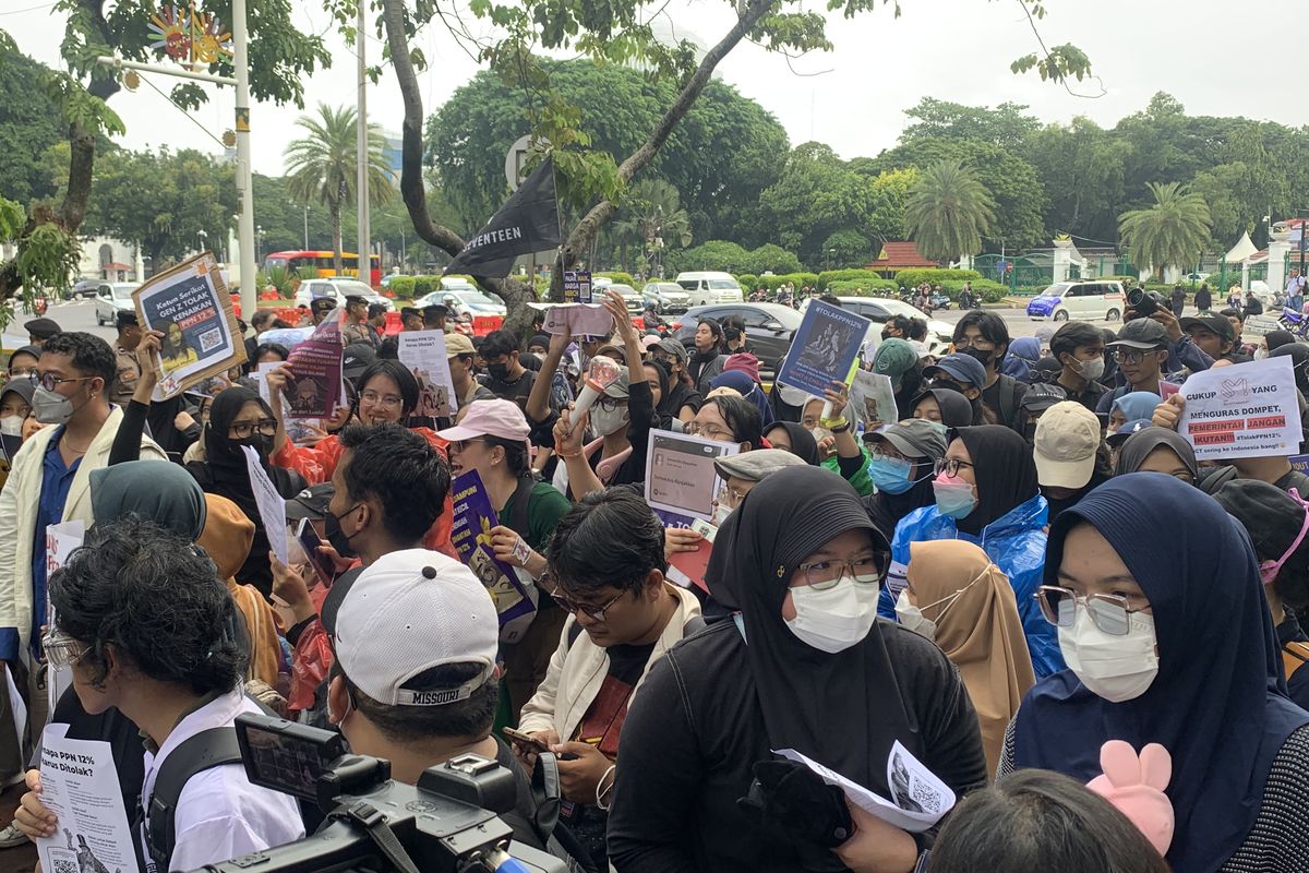 Massa Aksi Tolak PPN 12 Persen Tiba di Jalan Merdeka Barat, Bawa Poster Beban buat Rakyat