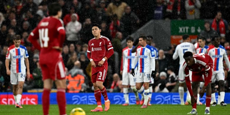 Wataru Endo bereaksi setelah Crystal Palace mencetak gol dalam pertandingan sepak bola putaran keempat Piala Liga Inggris antara Liverpool vs Crystal Palace di Anfield di Liverpool, barat laut Inggris pada 29 Oktober 2025. (Foto oleh Paul ELLIS / AFP)