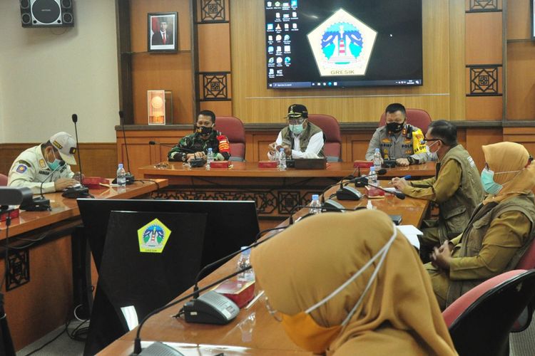 Bupati Gresik Sambari Halim Radianto (tengah) bersama Kapolres Gresik AKBP Arief Fitrianto serta Dandim 0817 Gresik Letkol Infantri Budi Handoko, saat rapat bersama Satuan tugas gugus penanggulangan penanganan Covid-19 Kabupaten Gresik, Senin (6/7/2020).