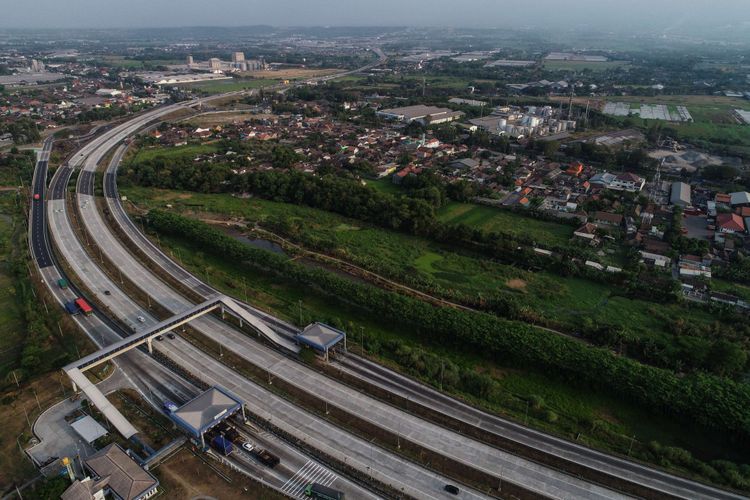 Foto udara ruas jalan Tol Gempol-Pasuruan di Jawa Timur, Selasa (5/6/2018). Tol Gempol-Pasuruan sudah beroperasi dan dapat dilintasi para pemudik.