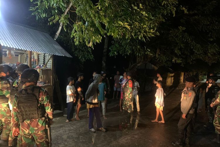 Aparat TNI Polri di Pulau Haruku meningkatkan patroli gabungan di wilayah itu guna mengantisipasi gangguan keamanan di wilayah tersebut, Senin malam (28/3/2022). Patroli yang digelar hingga selasa dinihari itu dilakukan pasca aksi penembakan yang menewaskan seorang warga bernama Ibrahim Sangadji di hutan Pulau Haruku tiga hariu lalu