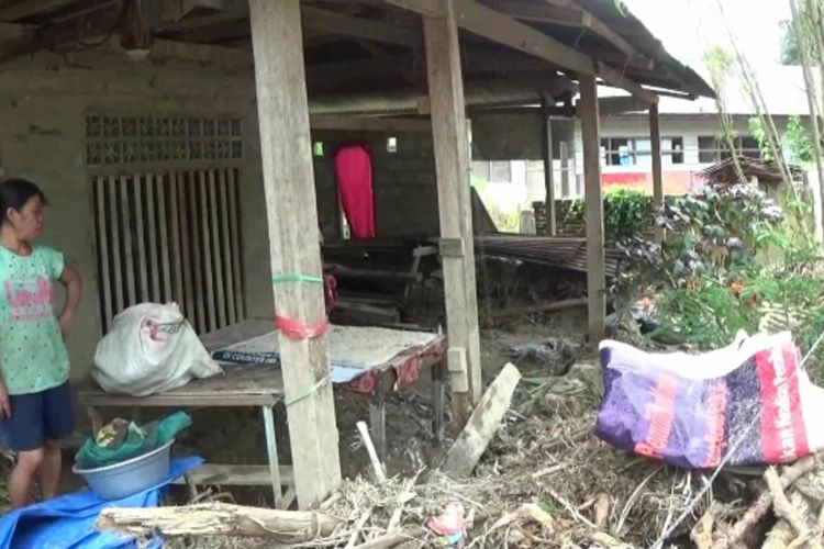 Korban banjir bandang di Mamasa, Sulawesi Barat.