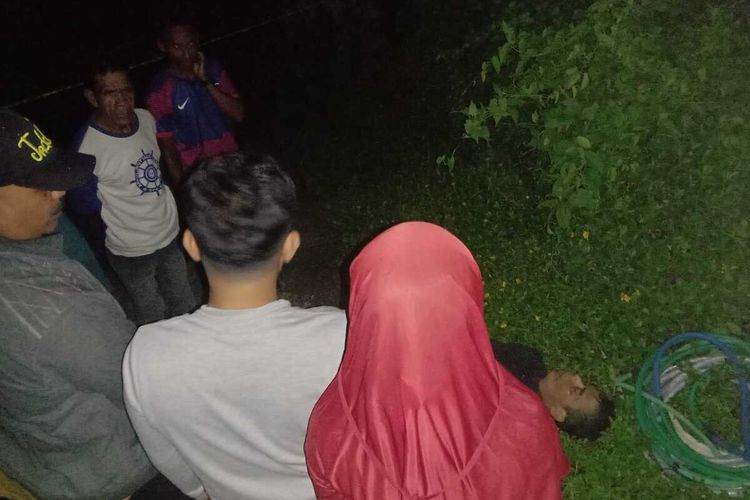 Mayat seorang tukang ojek di Kota Ambon ditemukan di jalan setapak di Lorong, Alaka, Desa Batu Merah, Kecamatan Sirimau, Selasa malam (29/3/2022)