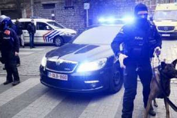 Penahanan dilakukan setelah polisi melakukan razia dari satu rumah ke rumah lain di Schaerbeek. 