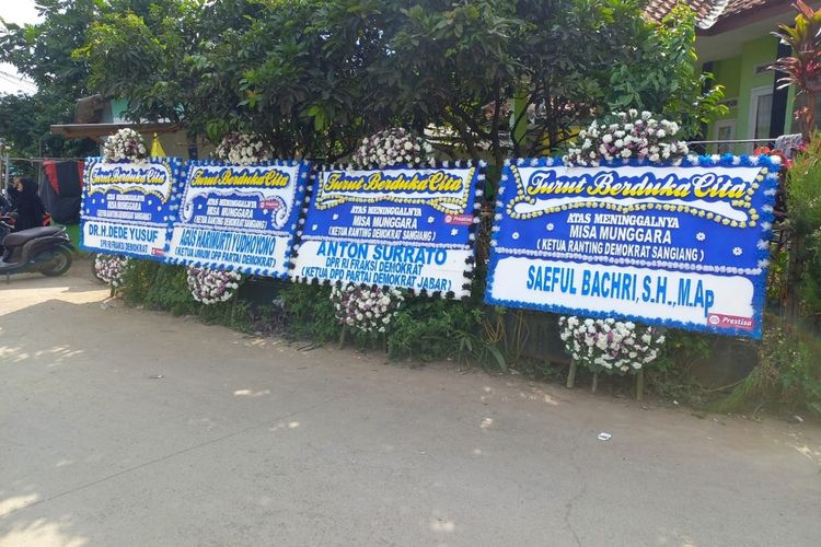 Karangan Bunga dari petinggi Partai Demokrat mulai berdatangan di Rumah Duka Miza Munggaran di Kampung Cikuya RT 05 RW 02, Desa Sangiang, Kecamatan Rancaekek, Kabupaten Bandung, Jawa Barat.