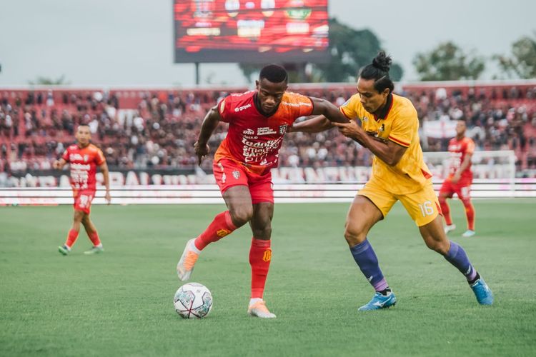 Aksi pada laga Liga 1 2022-2023, Bali United kontra Persik Kediri, di Stadion Kapten I Wayan DIpta, Gianyar, Bali, pada Sabtu (27/8/2022).