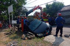 Hindari Motor, Mobil Dinas TNI AL Masuk Selokan di Pondok Labu