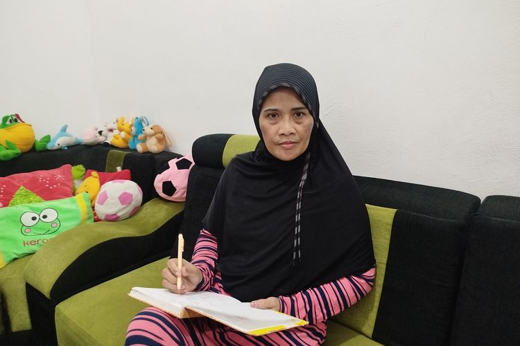Ketika Pinjol Jadi Jalan Terakhir: Kisah Warga Banyuwangi dan Upaya RT Sulastri Membentenginya