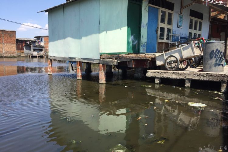 Kondisi Kampung Apung atau Kampung Teko di Kelurahan Kapuk, Kecamatan Cengkareng, Jakarta Barat usai dibersihkan oleh Pasukan Oranye, Senin (28/8/2017). Untuk pertama kalinya kawasan ini bersih dari daratan sampah dan eceng gondok yang sudah berada di sana selama belasan tahun terakhir.