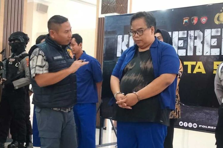 Kepala Satuan Reserse dan Kriminal (Kasatreskrim) Kepolisian Resor Kota (Polresta) Solo, Kompol Agus Sunandar, dengan tersangka kasus pencabulan murid taekwondo, Donny Susanto di Polresta Solo