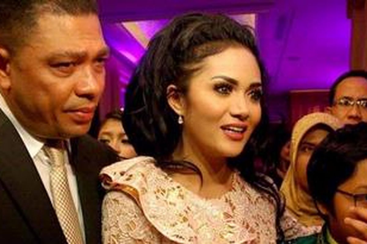 Krisdayanti (KD) dan Raul Lemos hadir pada resepsi pernikahan Anang Hermansyah dan Ashanty di Jakarta, Minggu (20/5/2012) malam. Azriel (berkacamata), putra KD dari Anang, menemani mereka.