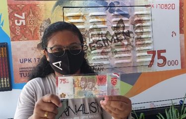 Dian Kandipi, salah satu warga Kota Jayapura, yang telah memperoleh uang pecahan Rp 75.000 yang merupakan edisi khusus HUT RI ke-75, Jayapura, Papua, Selasa (18/8/2020)