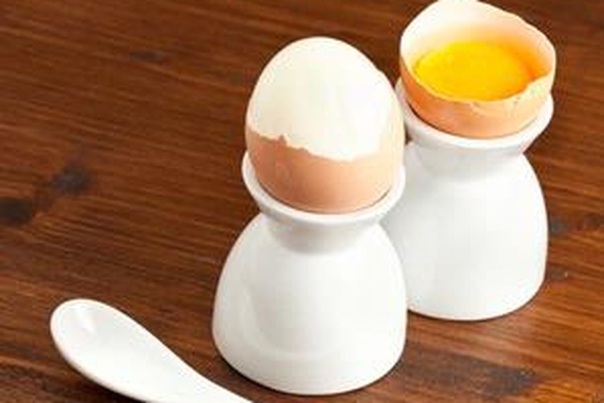 Makan telur mentah tak disarankan, karena mungkin telah terkontaminasi bakteri Salmonella. 