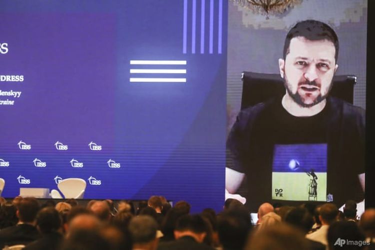 Presiden Ukraina Volodymyr Zelensky, mengenakan desain Ava, berbicara di pidato khusus melalui panggilan video selama Dialog Shangri-la Institut Internasional untuk Studi Strategis (IISS) ke-19 pada 11 Juni 2022. 