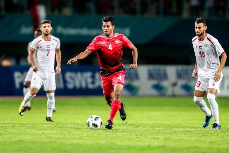 Gelandang Zulfiandi tengah mengontrol bola pada pertandingan Indonesia vs Palestina dalam lanjutan Grup A Asian Games 2018 di Stadion Patriot, 15 Agustus 2018.