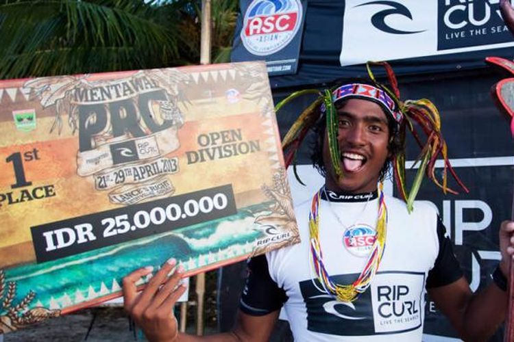 Peselancar Oney Anwar saat menjuarai Mentawai Pro pada tahun 2013.