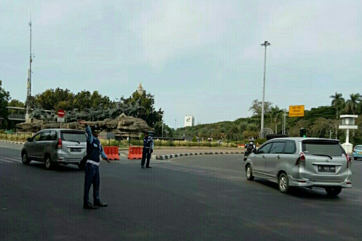 Adanya aksi unjuk rasa dari masa yang tergabung dari buruh, tani, hingga mahasiswa membuat jalan Medan Merdeka Barat, Jakarta Pusat, pada Senin (30/9/2019), ditutup. 