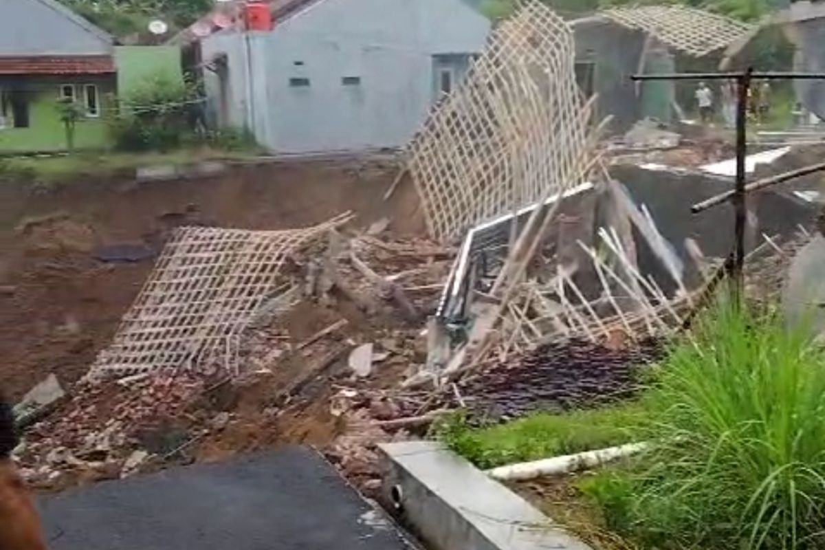 Sejumlah rumah hancur setelah tergerus longsor di Desa Cimara Kecamatan Cibeureum Kabupaten Kuningan Jawa Barat, Sabtu (18/1/2025) petang