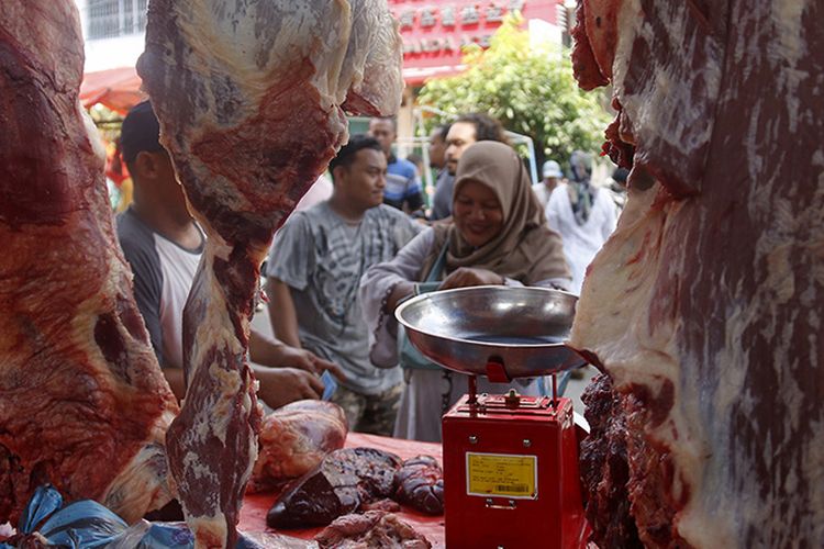 Seorang masyarakat membeli daging di Pasar Daging musiman Peunayong, Kota Banda Aceh untuk menyambut meugang.