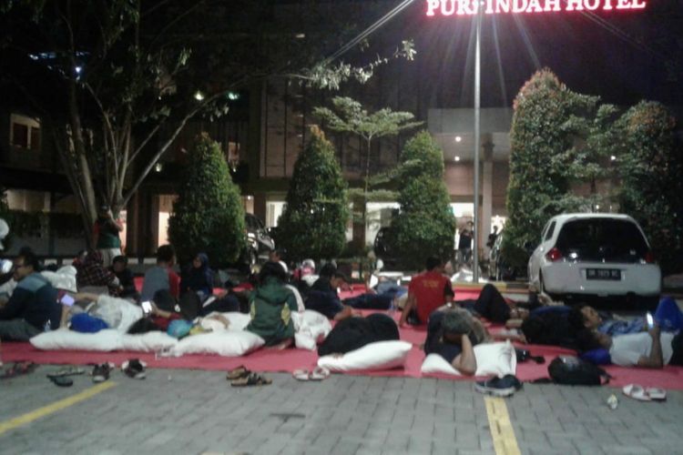 Rombongan Pemda DIY tidur di halaman hotel di Lombok, NTB. 