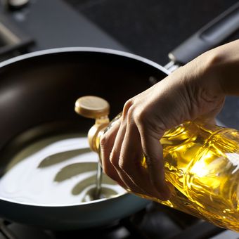 Ilustrasi minyak goreng untuk memasak. Umumnya, minyak goreng sawit dan minyak kelapa yang paling sering dipakai untuk memasak. Akan tetapi, kedua jenis minyak ini tidak lebih sehat untuk digunakan karena tinggi kandungan lemak jenuh yang tidak baik untuk tubuh.