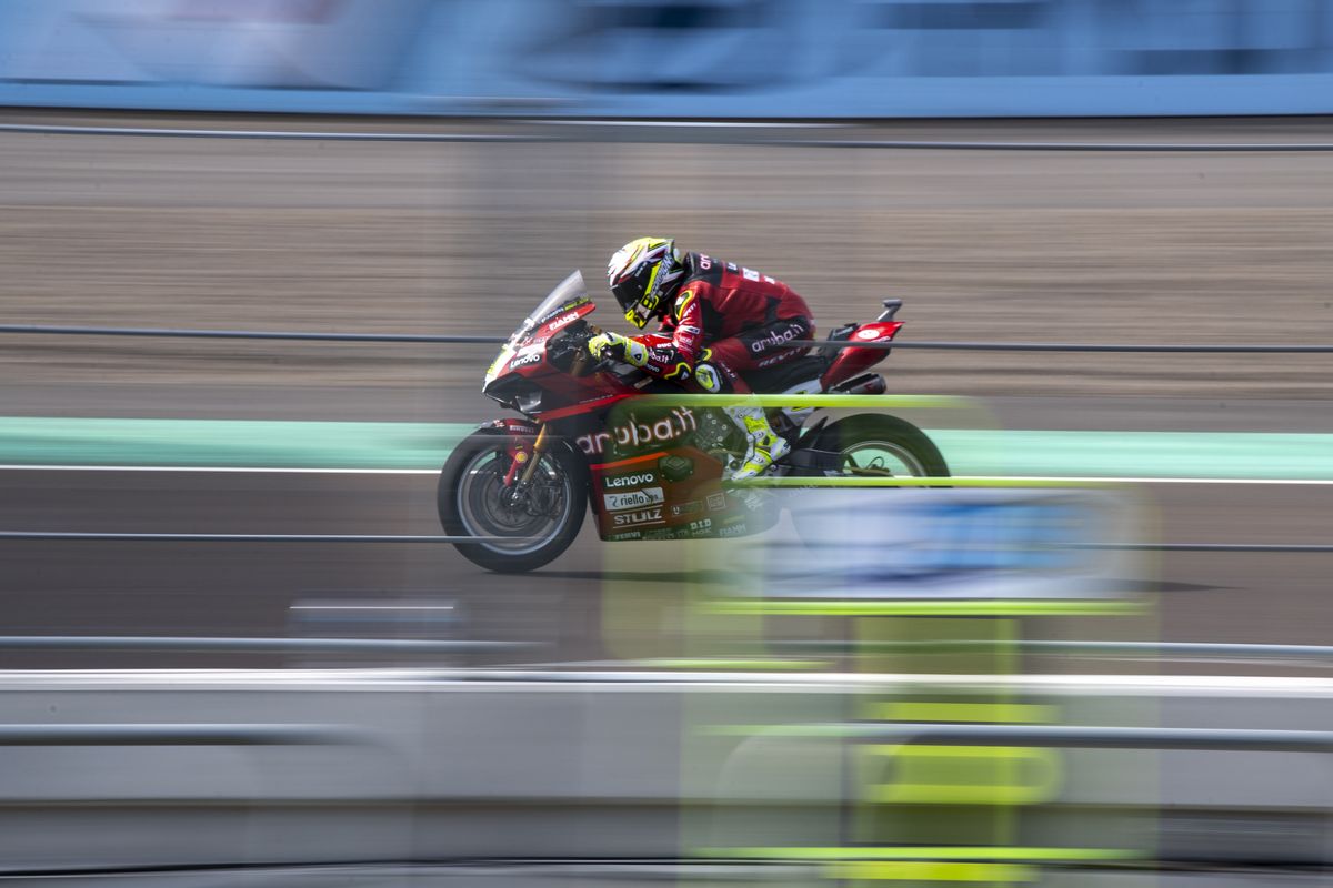 Pebalap Aruba.it Racing-Ducati Alvaro Bautista memacu kecepatan pada latihan bebas ketiga saat MOTUL FIM Superbike World Championship (WSBK) Indonesian Round 2023 di Pertamina Mandalika International Street Circuit di KEK Mandalika, Lombok Tengah, NTB, Sabtu (4/3/2023). Alvaro Bautista mencatatkan waktu 1 menit 32.981 di sesi latihan bebas ketiga. ANTARA FOTO/M Agung Rajasa/foc.