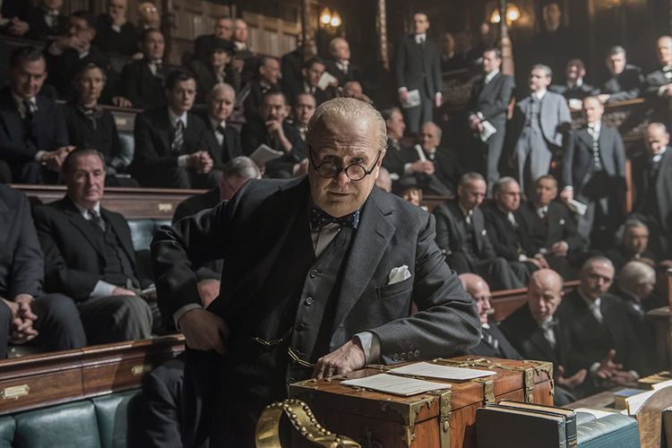 Aktor Gary Oldman dalam film Darkest Hour