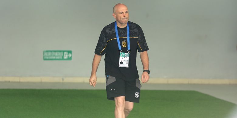Pelatih Persebaya Surabaya di Super League 2025-2026 Bernardo Tavares asal Portugal.